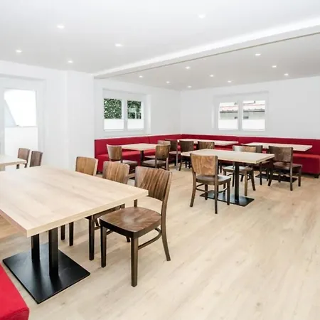 Haus Schnoell 7 *