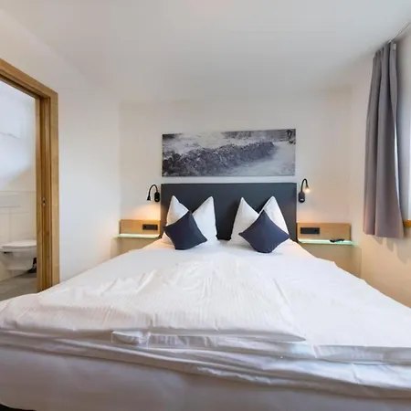 Haus Schnoell 7 *
